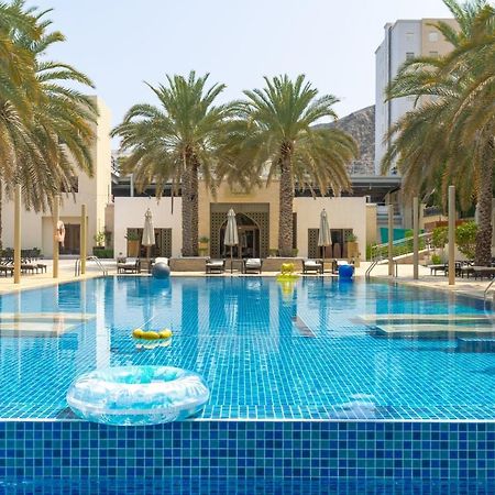 Sheraton Oman Hotel Μουσκάτ Εξωτερικό φωτογραφία The swimming pool at the Jumeirah Beach Hotel