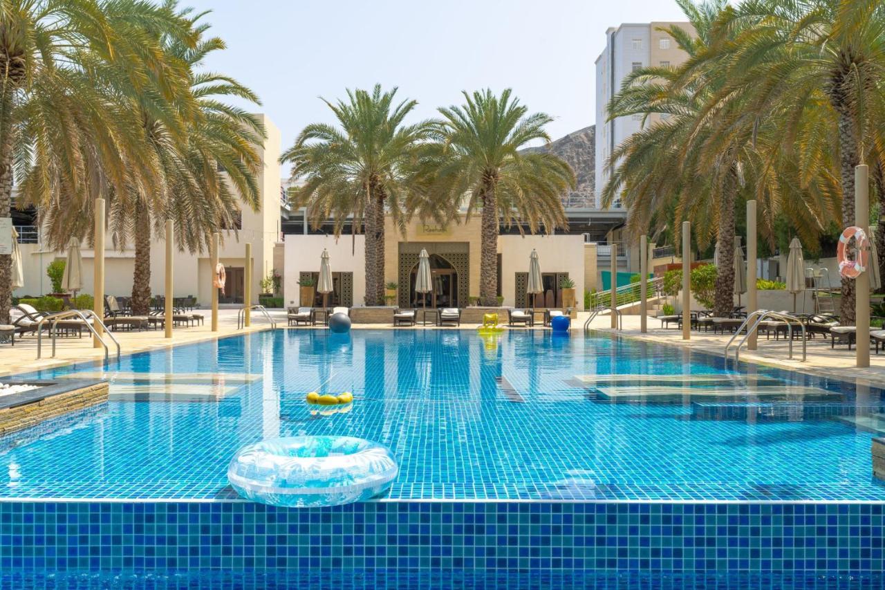 Sheraton Oman Hotel Μουσκάτ Εξωτερικό φωτογραφία The swimming pool at the Jumeirah Beach Hotel