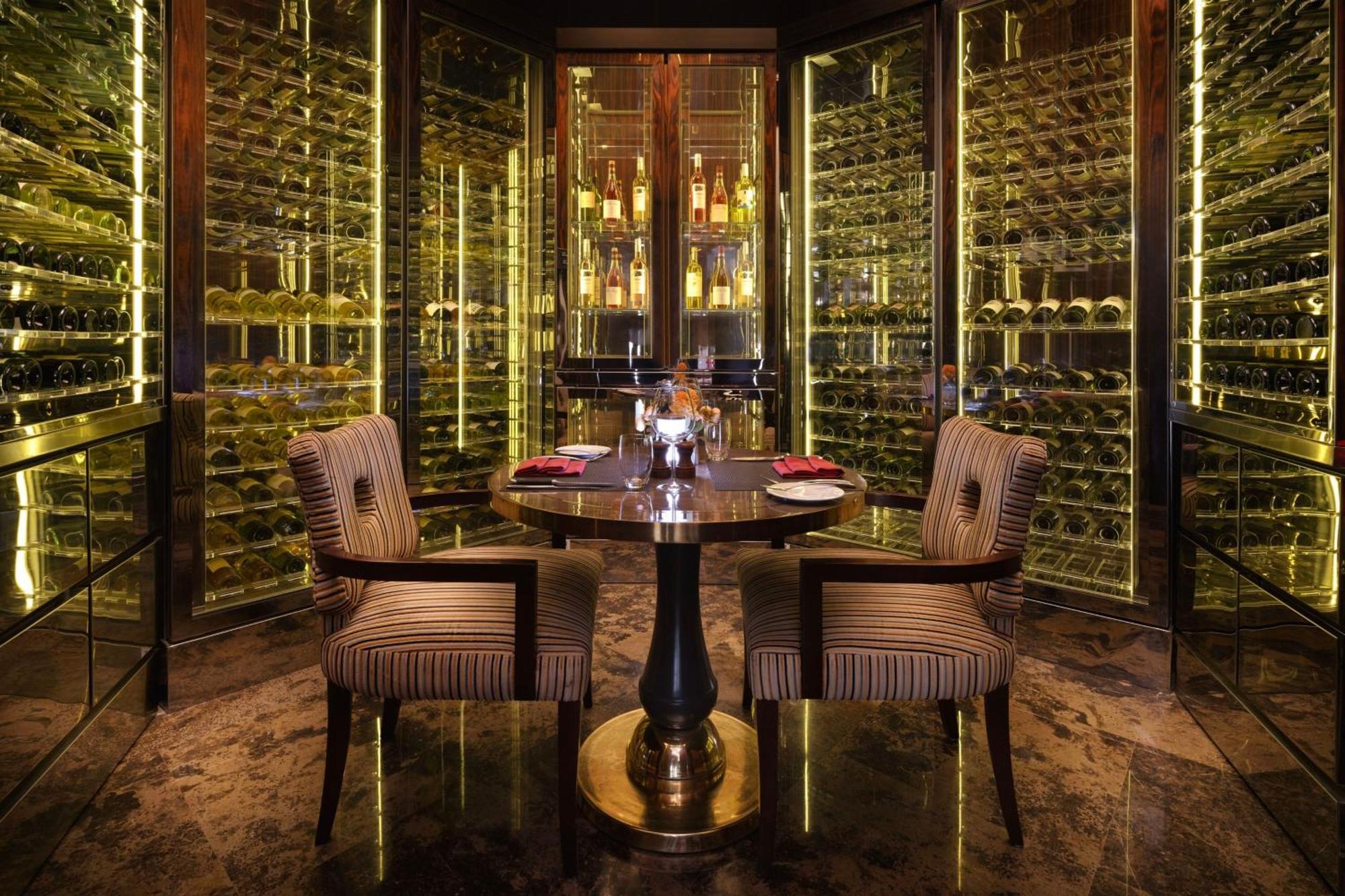 Sheraton Oman Hotel Μουσκάτ Εξωτερικό φωτογραφία Wine cellar at the restaurant