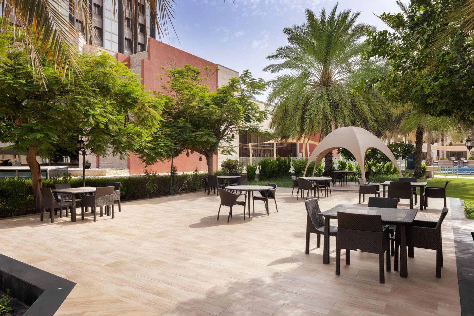 Sheraton Oman Hotel Μουσκάτ Εξωτερικό φωτογραφία The courtyard at the hotel