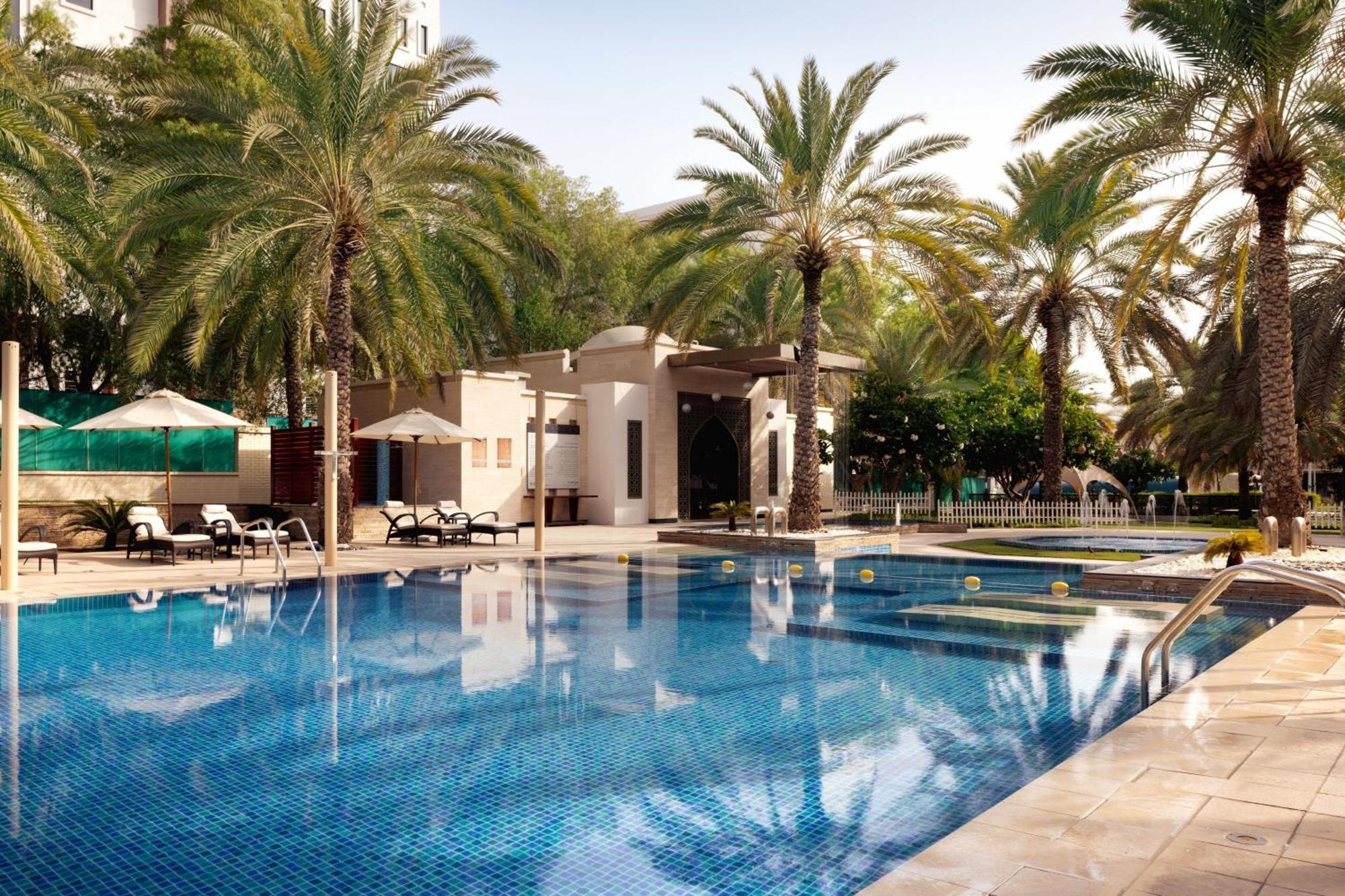 Sheraton Oman Hotel Μουσκάτ Εξωτερικό φωτογραφία The swimming pool at the Jumeirah Creekside