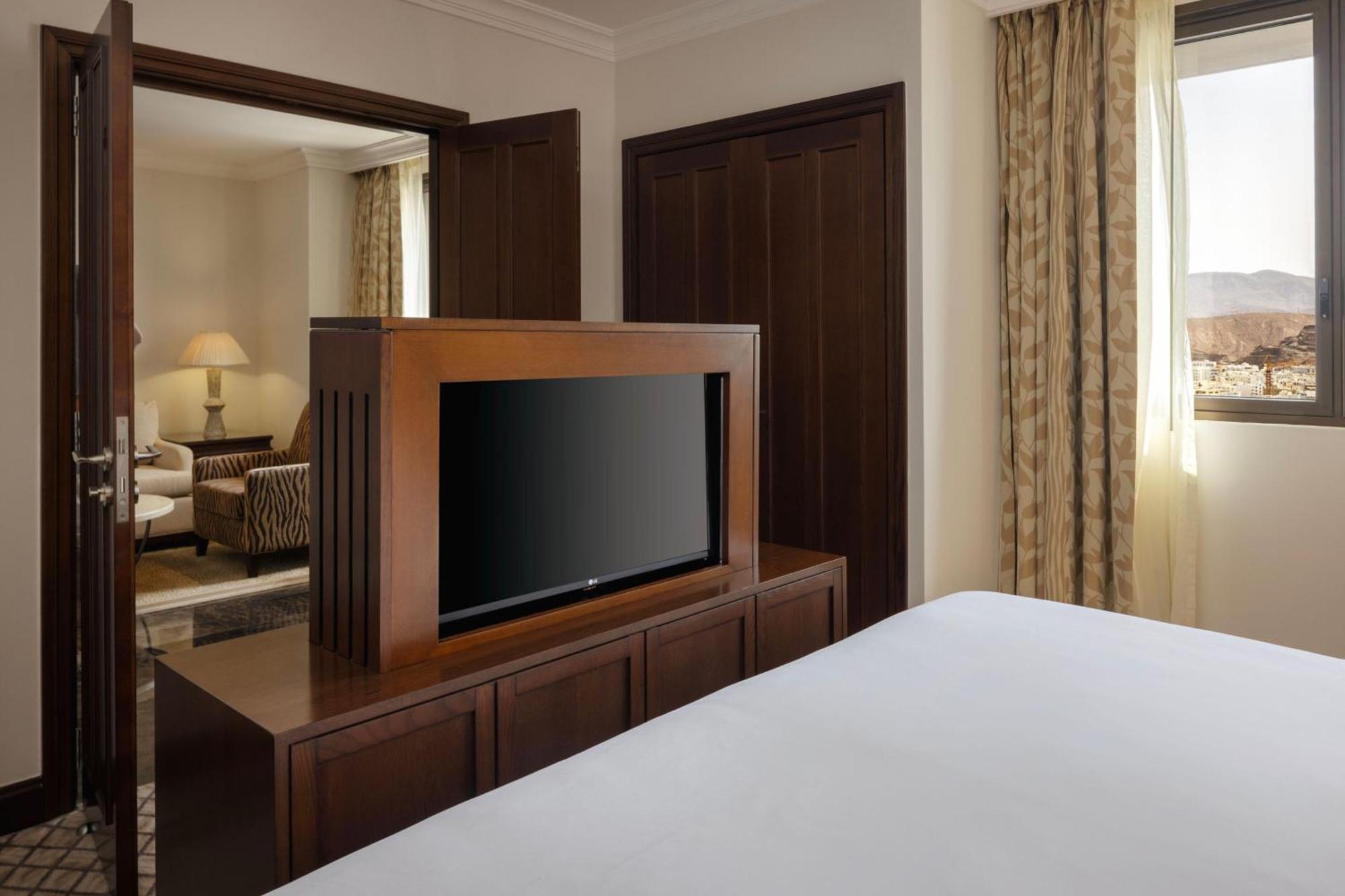 Sheraton Oman Hotel Μουσκάτ Εξωτερικό φωτογραφία A television in a hotel room