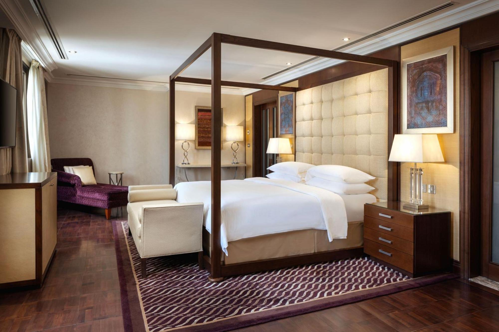 Sheraton Oman Hotel Μουσκάτ Εξωτερικό φωτογραφία A bedroom at the hotel