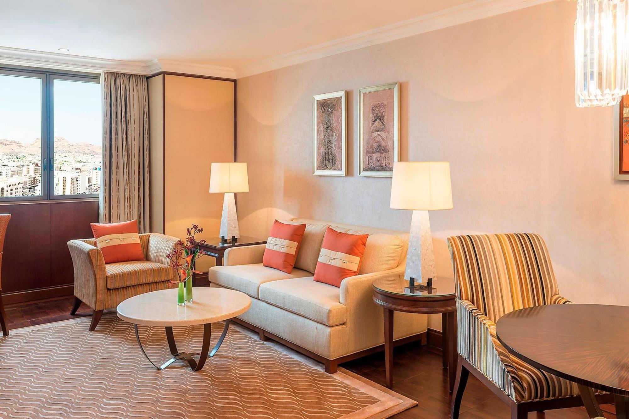 Sheraton Oman Hotel Μουσκάτ Εξωτερικό φωτογραφία A living room at the Taj Mahal Palace