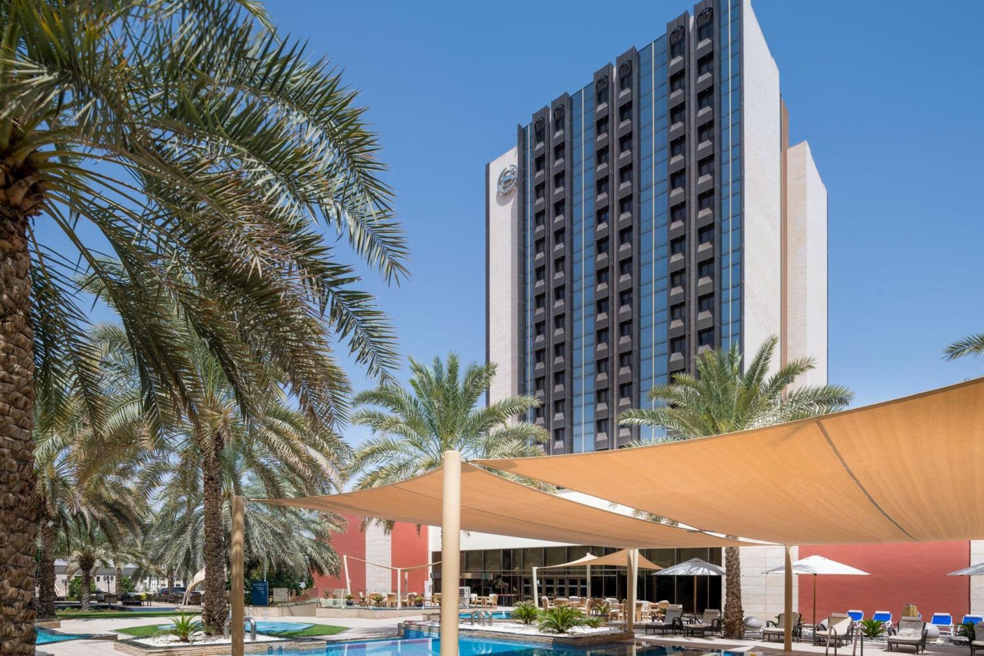 Sheraton Oman Hotel Μουσκάτ Εξωτερικό φωτογραφία The hotel's pool